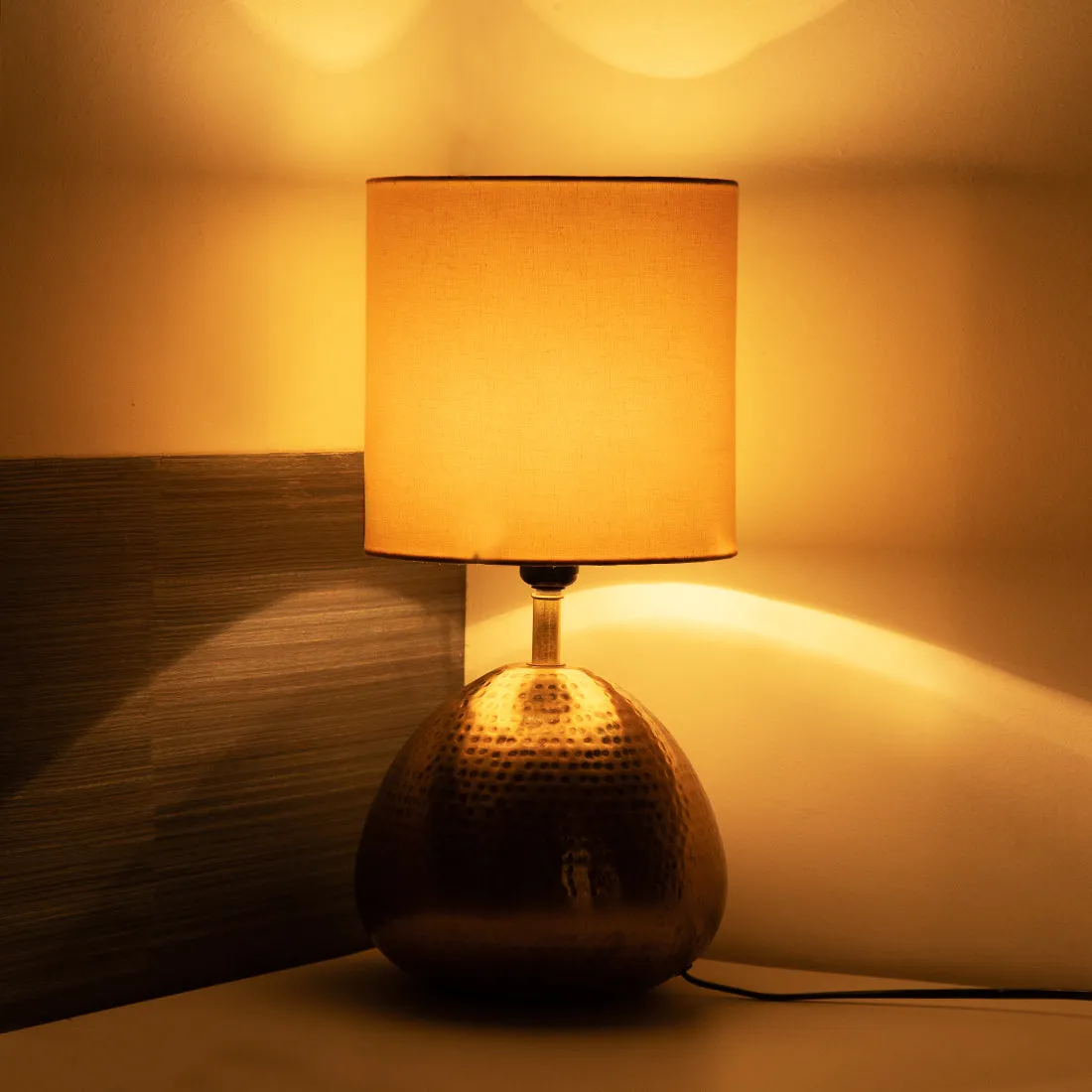 'Golden Droplet' Decorative Table Lamp (17.0 Inches, Iron)