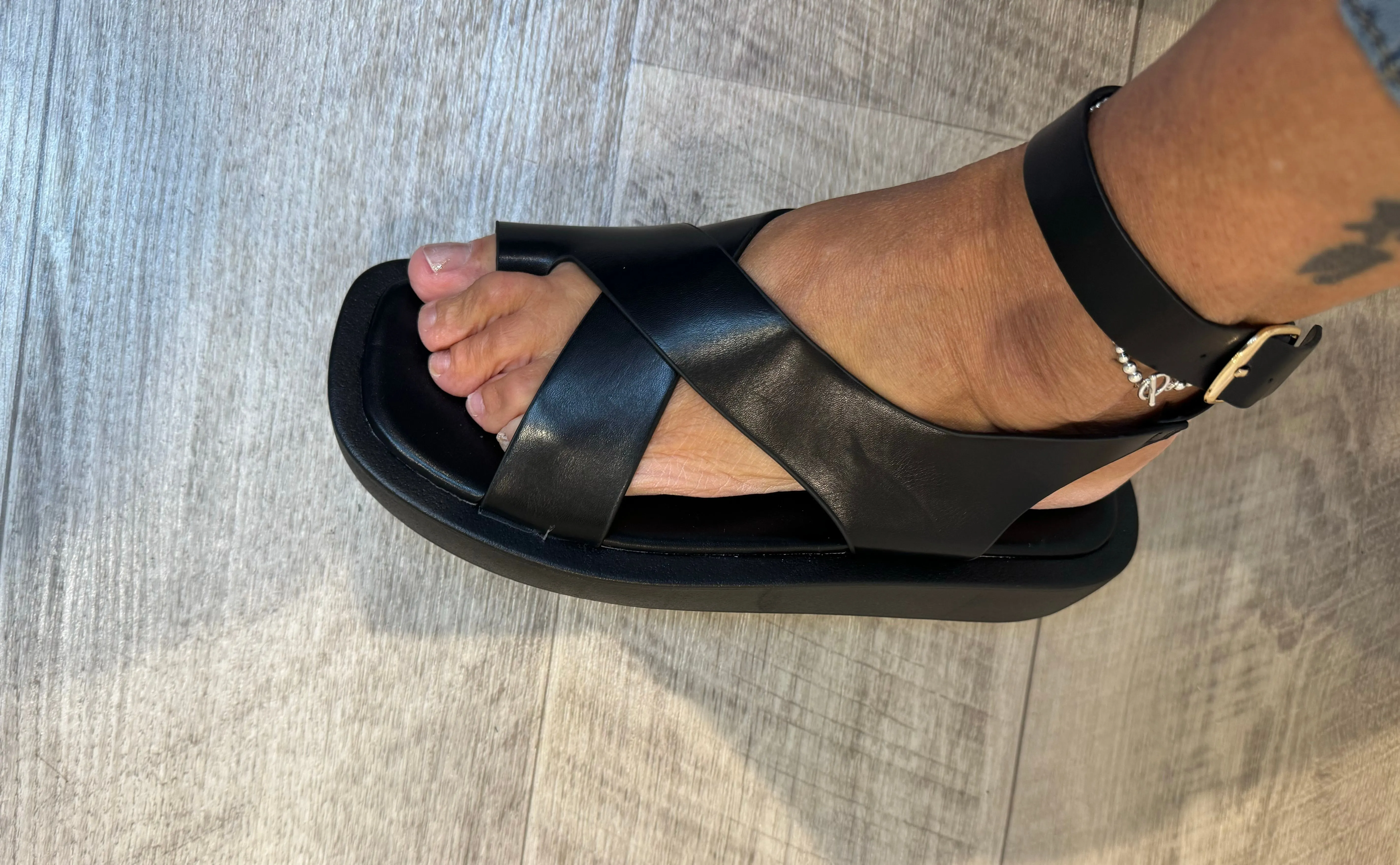 Toe post ankle strap Sandal